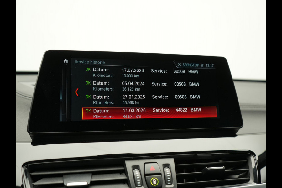 BMW X1 xDrive25e M Sport PHEV 221pk Dealer O.H. | Trekhaak Af Fabriek | Panodak | Adaptive Cruise | Head Up | Camera | Lederen Sportstoelen Memory & Verwarmd | Harman / Kardon | Keyless | Sfeerverlichting | Navigatie | DAB | Plug In Hybrid