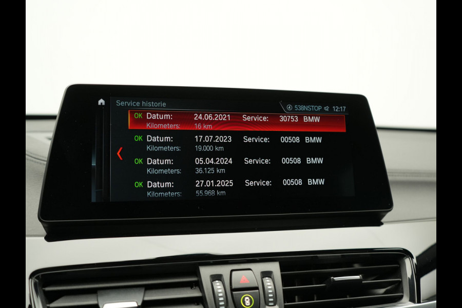 BMW X1 xDrive25e M Sport PHEV 221pk Dealer O.H. | Trekhaak Af Fabriek | Panodak | Adaptive Cruise | Head Up | Camera | Lederen Sportstoelen Memory & Verwarmd | Harman / Kardon | Keyless | Sfeerverlichting | Navigatie | DAB | Plug In Hybrid