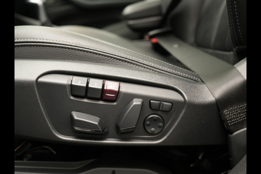 BMW X1 xDrive25e M Sport PHEV 221pk Dealer O.H. | Trekhaak Af Fabriek | Panodak | Adaptive Cruise | Head Up | Camera | Lederen Sportstoelen Memory & Verwarmd | Harman / Kardon | Keyless | Sfeerverlichting | Navigatie | DAB | Plug In Hybrid