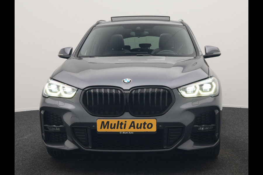 BMW X1 xDrive25e M Sport PHEV 221pk Dealer O.H. | Trekhaak Af Fabriek | Panodak | Adaptive Cruise | Head Up | Camera | Lederen Sportstoelen Memory & Verwarmd | Harman / Kardon | Keyless | Sfeerverlichting | Navigatie | DAB | Plug In Hybrid