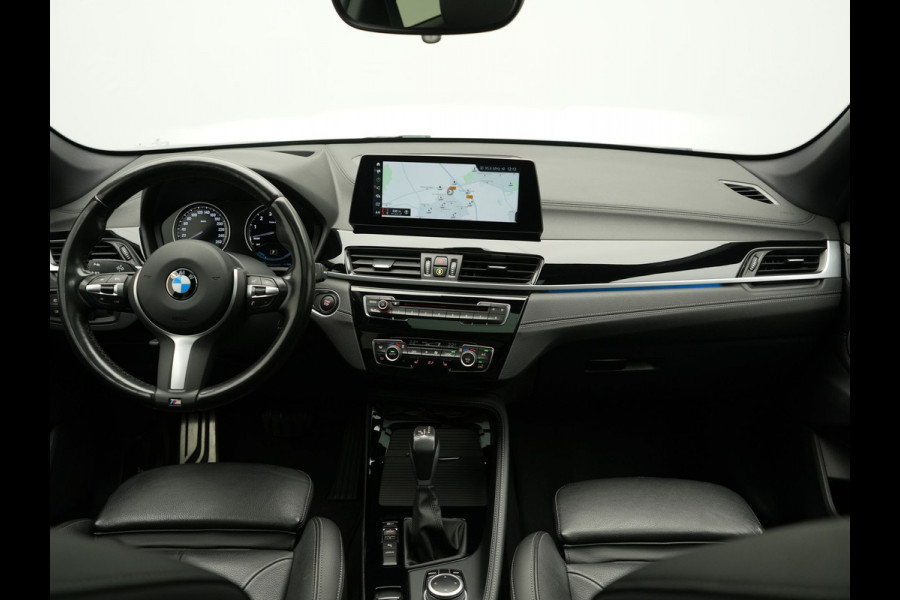 BMW X1 xDrive25e M Sport PHEV 221pk Dealer O.H. | Trekhaak Af Fabriek | Panodak | Adaptive Cruise | Head Up | Camera | Lederen Sportstoelen Memory & Verwarmd | Harman / Kardon | Keyless | Sfeerverlichting | Navigatie | DAB | Plug In Hybrid
