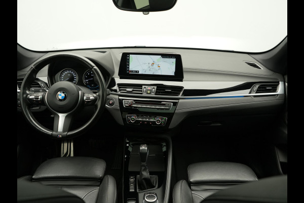 BMW X1 xDrive25e M Sport PHEV 221pk Dealer O.H. | Trekhaak Af Fabriek | Panodak | Adaptive Cruise | Head Up | Camera | Lederen Sportstoelen Memory & Verwarmd | Harman / Kardon | Keyless | Sfeerverlichting | Navigatie | DAB | Plug In Hybrid