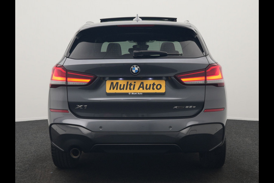 BMW X1 xDrive25e M Sport PHEV 221pk Dealer O.H. | Trekhaak Af Fabriek | Panodak | Adaptive Cruise | Head Up | Camera | Lederen Sportstoelen Memory & Verwarmd | Harman / Kardon | Keyless | Sfeerverlichting | Navigatie | DAB | Plug In Hybrid