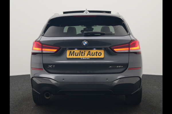 BMW X1 xDrive25e M Sport PHEV 221pk Dealer O.H. | Trekhaak Af Fabriek | Panodak | Adaptive Cruise | Head Up | Camera | Lederen Sportstoelen Memory & Verwarmd | Harman / Kardon | Keyless | Sfeerverlichting | Navigatie | DAB | Plug In Hybrid