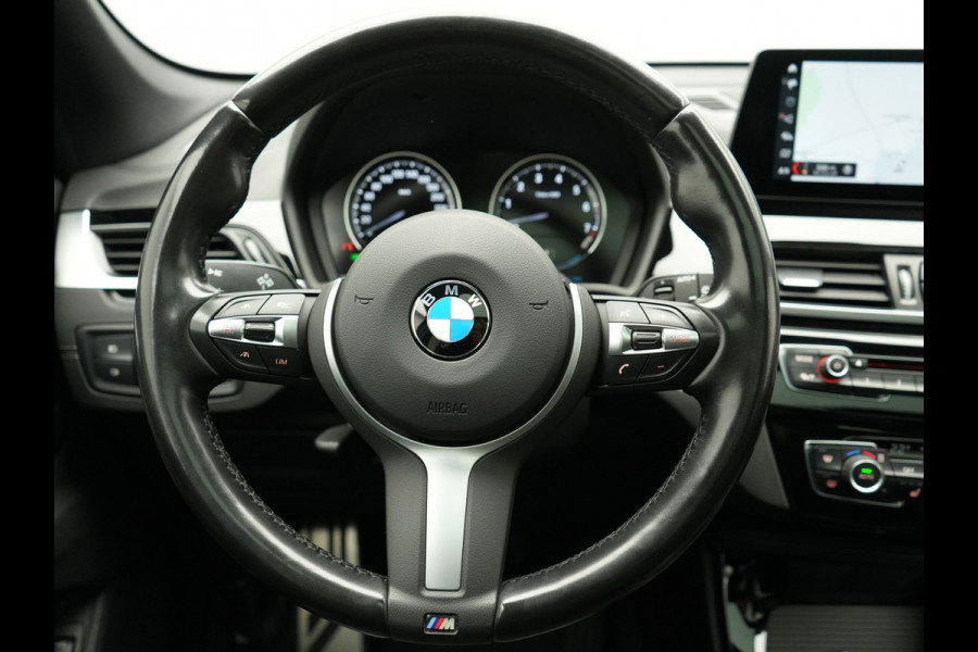 BMW X1 xDrive25e M Sport PHEV 221pk Dealer O.H. | Trekhaak Af Fabriek | Panodak | Adaptive Cruise | Head Up | Camera | Lederen Sportstoelen Memory & Verwarmd | Harman / Kardon | Keyless | Sfeerverlichting | Navigatie | DAB | Plug In Hybrid