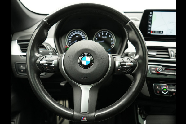BMW X1 xDrive25e M Sport PHEV 221pk Dealer O.H. | Trekhaak Af Fabriek | Panodak | Adaptive Cruise | Head Up | Camera | Lederen Sportstoelen Memory & Verwarmd | Harman / Kardon | Keyless | Sfeerverlichting | Navigatie | DAB | Plug In Hybrid