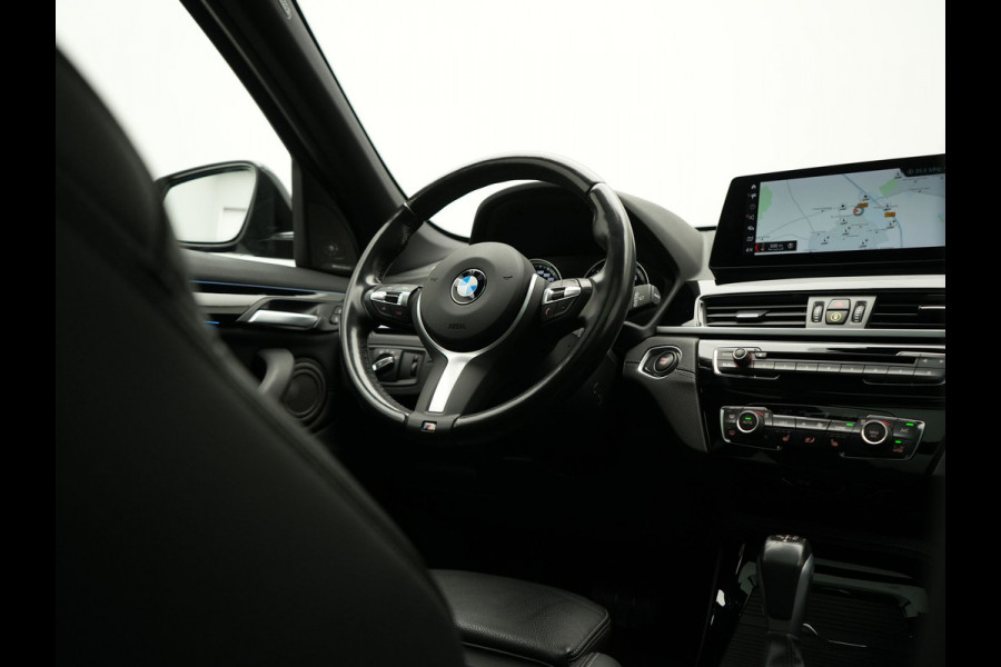 BMW X1 xDrive25e M Sport PHEV 221pk Dealer O.H. | Trekhaak Af Fabriek | Panodak | Adaptive Cruise | Head Up | Camera | Lederen Sportstoelen Memory & Verwarmd | Harman / Kardon | Keyless | Sfeerverlichting | Navigatie | DAB | Plug In Hybrid