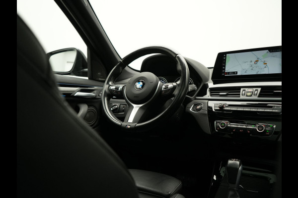 BMW X1 xDrive25e M Sport PHEV 221pk Dealer O.H. | Trekhaak Af Fabriek | Panodak | Adaptive Cruise | Head Up | Camera | Lederen Sportstoelen Memory & Verwarmd | Harman / Kardon | Keyless | Sfeerverlichting | Navigatie | DAB | Plug In Hybrid