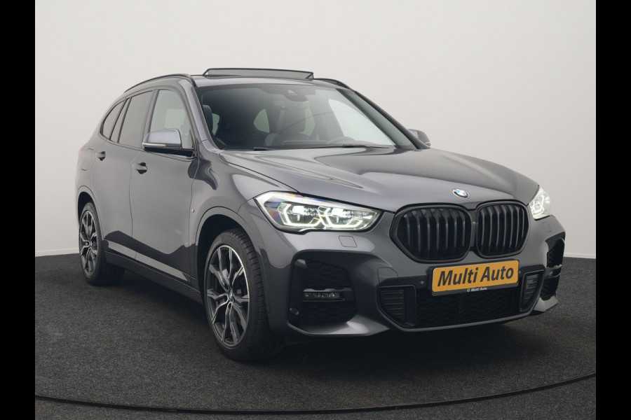 BMW X1 xDrive25e M Sport PHEV 221pk Dealer O.H. | Trekhaak Af Fabriek | Panodak | Adaptive Cruise | Head Up | Camera | Lederen Sportstoelen Memory & Verwarmd | Harman / Kardon | Keyless | Sfeerverlichting | Navigatie | DAB | Plug In Hybrid