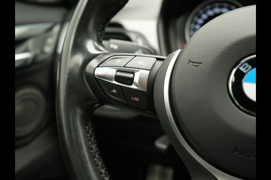 BMW X1 xDrive25e M Sport PHEV 221pk Dealer O.H. | Trekhaak Af Fabriek | Panodak | Adaptive Cruise | Head Up | Camera | Lederen Sportstoelen Memory & Verwarmd | Harman / Kardon | Keyless | Sfeerverlichting | Navigatie | DAB | Plug In Hybrid