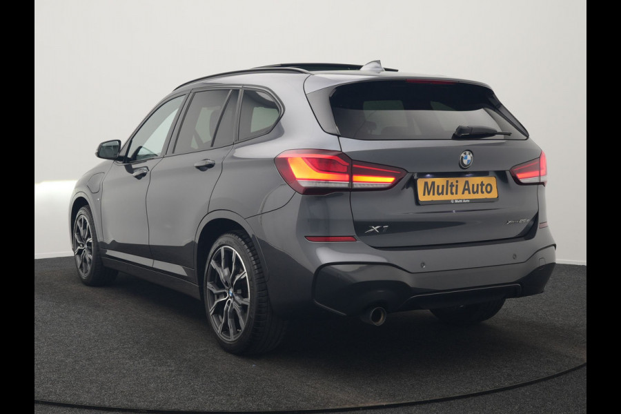 BMW X1 xDrive25e M Sport PHEV 221pk Dealer O.H. | Trekhaak Af Fabriek | Panodak | Adaptive Cruise | Head Up | Camera | Lederen Sportstoelen Memory & Verwarmd | Harman / Kardon | Keyless | Sfeerverlichting | Navigatie | DAB | Plug In Hybrid