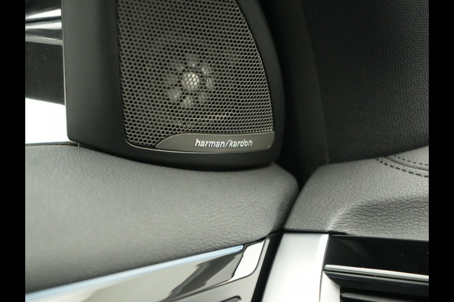 BMW X1 xDrive25e M Sport PHEV 221pk Dealer O.H. | Trekhaak Af Fabriek | Panodak | Adaptive Cruise | Head Up | Camera | Lederen Sportstoelen Memory & Verwarmd | Harman / Kardon | Keyless | Sfeerverlichting | Navigatie | DAB | Plug In Hybrid