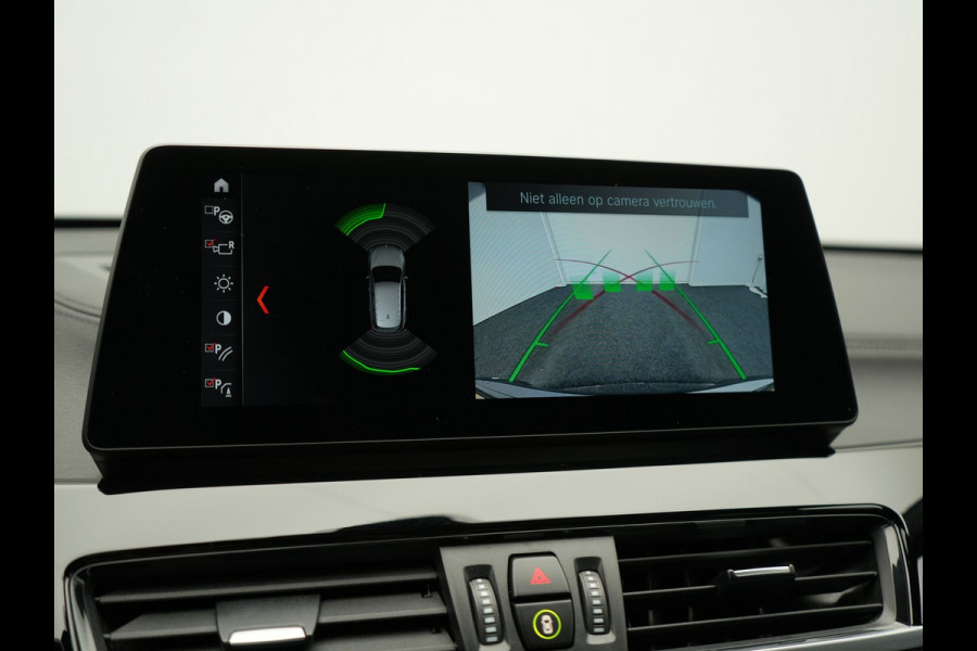 BMW X1 xDrive25e M Sport PHEV 221pk Dealer O.H. | Trekhaak Af Fabriek | Panodak | Adaptive Cruise | Head Up | Camera | Lederen Sportstoelen Memory & Verwarmd | Harman / Kardon | Keyless | Sfeerverlichting | Navigatie | DAB | Plug In Hybrid