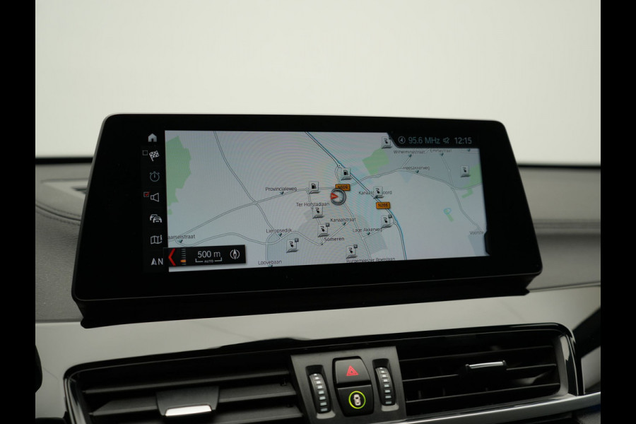 BMW X1 xDrive25e M Sport PHEV 221pk Dealer O.H. | Trekhaak Af Fabriek | Panodak | Adaptive Cruise | Head Up | Camera | Lederen Sportstoelen Memory & Verwarmd | Harman / Kardon | Keyless | Sfeerverlichting | Navigatie | DAB | Plug In Hybrid