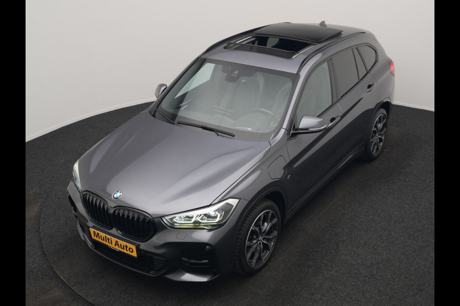 BMW X1 xDrive25e M Sport PHEV 221pk Dealer O.H. | Trekhaak Af Fabriek | Panodak | Adaptive Cruise | Head Up | Camera | Lederen Sportstoelen Memory & Verwarmd | Harman / Kardon | Keyless | Sfeerverlichting | Navigatie | DAB | Plug In Hybrid