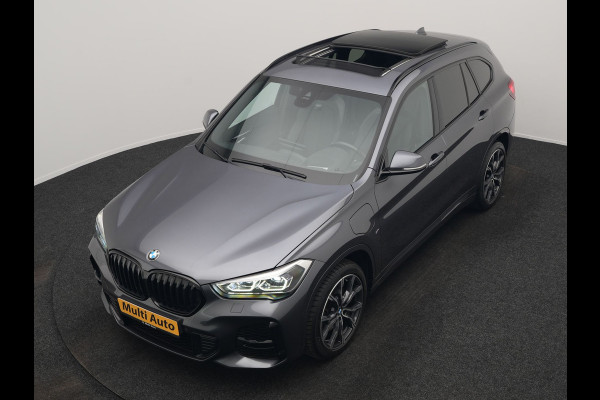 BMW X1 xDrive25e M Sport PHEV 221pk Dealer O.H. | Trekhaak Af Fabriek | Panodak | Adaptive Cruise | Head Up | Camera | Lederen Sportstoelen Memory & Verwarmd | Harman / Kardon | Keyless | Sfeerverlichting | Navigatie | DAB | Plug In Hybrid