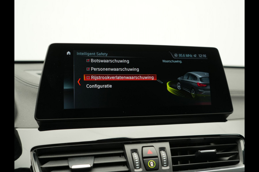 BMW X1 xDrive25e M Sport PHEV 221pk Dealer O.H. | Trekhaak Af Fabriek | Panodak | Adaptive Cruise | Head Up | Camera | Lederen Sportstoelen Memory & Verwarmd | Harman / Kardon | Keyless | Sfeerverlichting | Navigatie | DAB | Plug In Hybrid