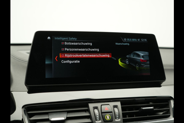 BMW X1 xDrive25e M Sport PHEV 221pk Dealer O.H. | Trekhaak Af Fabriek | Panodak | Adaptive Cruise | Head Up | Camera | Lederen Sportstoelen Memory & Verwarmd | Harman / Kardon | Keyless | Sfeerverlichting | Navigatie | DAB | Plug In Hybrid