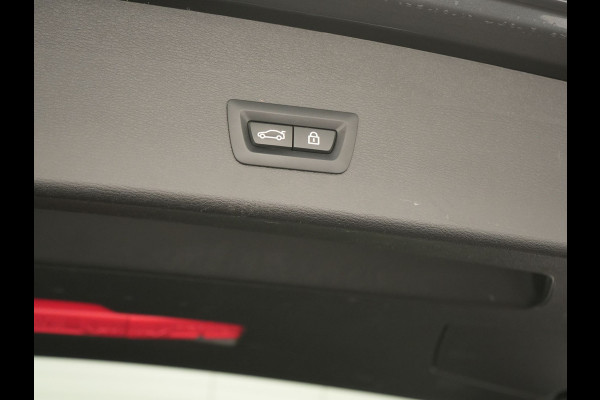 BMW X1 xDrive25e M Sport PHEV 221pk Dealer O.H. | Trekhaak Af Fabriek | Panodak | Adaptive Cruise | Head Up | Camera | Lederen Sportstoelen Memory & Verwarmd | Harman / Kardon | Keyless | Sfeerverlichting | Navigatie | DAB | Plug In Hybrid