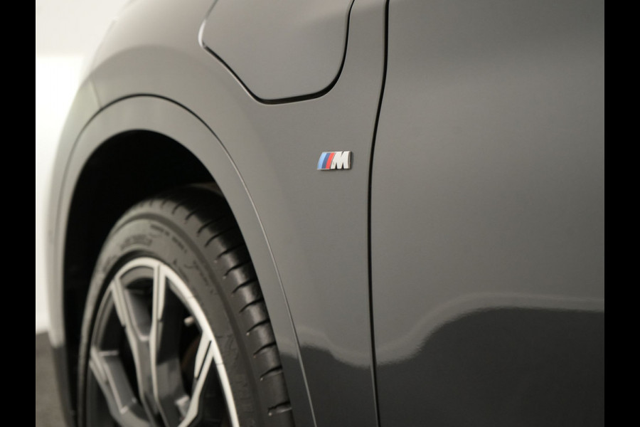 BMW X1 xDrive25e M Sport PHEV 221pk Dealer O.H. | Trekhaak Af Fabriek | Panodak | Adaptive Cruise | Head Up | Camera | Lederen Sportstoelen Memory & Verwarmd | Harman / Kardon | Keyless | Sfeerverlichting | Navigatie | DAB | Plug In Hybrid