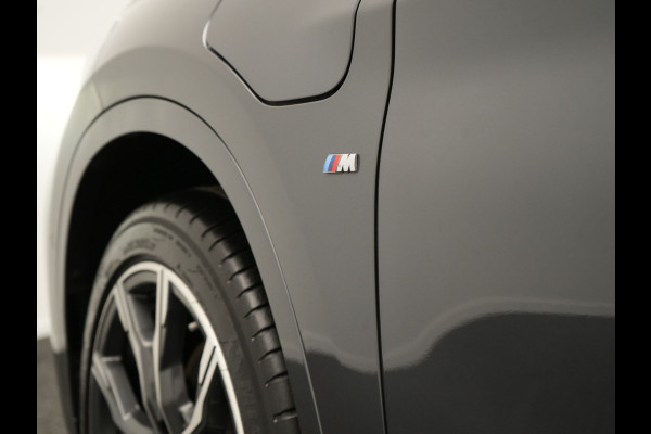 BMW X1 xDrive25e M Sport PHEV 221pk Dealer O.H. | Trekhaak Af Fabriek | Panodak | Adaptive Cruise | Head Up | Camera | Lederen Sportstoelen Memory & Verwarmd | Harman / Kardon | Keyless | Sfeerverlichting | Navigatie | DAB | Plug In Hybrid