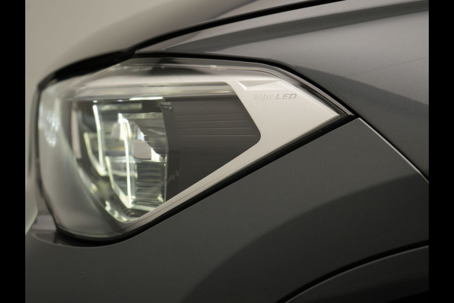 BMW X1 xDrive25e M Sport PHEV 221pk Dealer O.H. | Trekhaak Af Fabriek | Panodak | Adaptive Cruise | Head Up | Camera | Lederen Sportstoelen Memory & Verwarmd | Harman / Kardon | Keyless | Sfeerverlichting | Navigatie | DAB | Plug In Hybrid