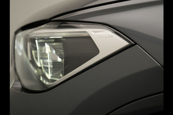 BMW X1 xDrive25e M Sport PHEV 221pk Dealer O.H. | Trekhaak Af Fabriek | Panodak | Adaptive Cruise | Head Up | Camera | Lederen Sportstoelen Memory & Verwarmd | Harman / Kardon | Keyless | Sfeerverlichting | Navigatie | DAB | Plug In Hybrid