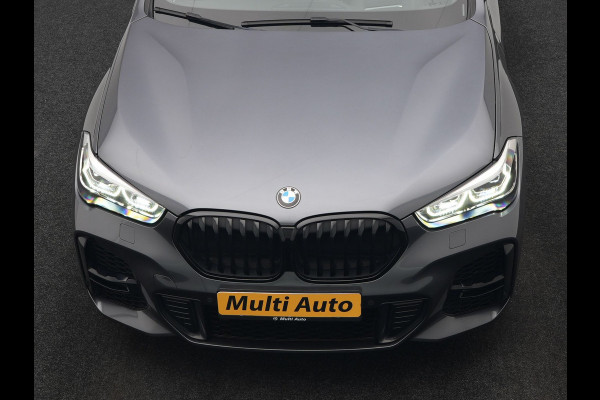 BMW X1 xDrive25e M Sport PHEV 221pk Dealer O.H. | Trekhaak Af Fabriek | Panodak | Adaptive Cruise | Head Up | Camera | Lederen Sportstoelen Memory & Verwarmd | Harman / Kardon | Keyless | Sfeerverlichting | Navigatie | DAB | Plug In Hybrid