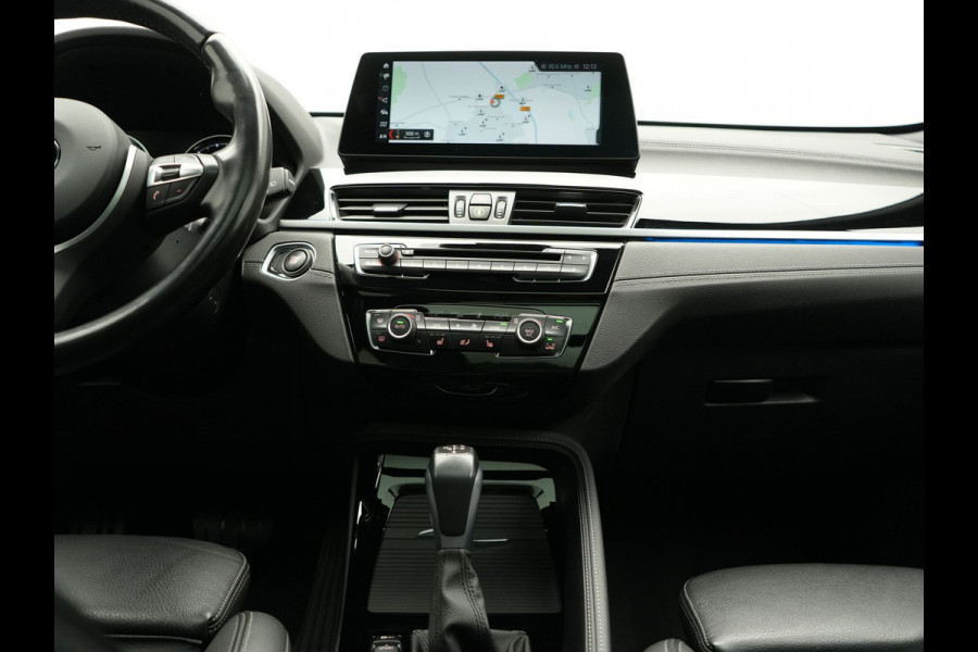 BMW X1 xDrive25e M Sport PHEV 221pk Dealer O.H. | Trekhaak Af Fabriek | Panodak | Adaptive Cruise | Head Up | Camera | Lederen Sportstoelen Memory & Verwarmd | Harman / Kardon | Keyless | Sfeerverlichting | Navigatie | DAB | Plug In Hybrid