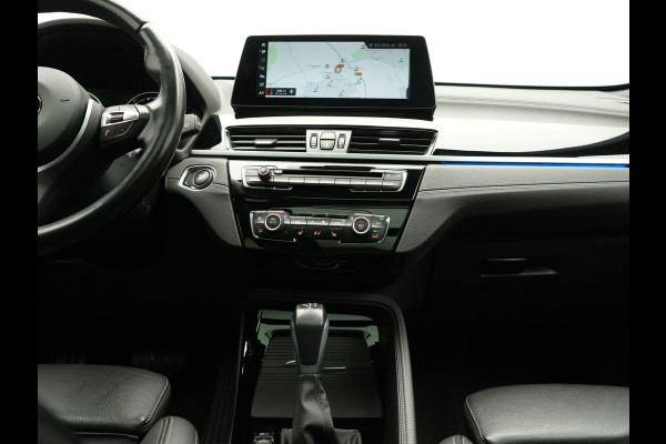 BMW X1 xDrive25e M Sport PHEV 221pk Dealer O.H. | Trekhaak Af Fabriek | Panodak | Adaptive Cruise | Head Up | Camera | Lederen Sportstoelen Memory & Verwarmd | Harman / Kardon | Keyless | Sfeerverlichting | Navigatie | DAB | Plug In Hybrid