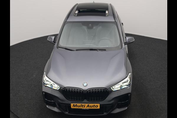 BMW X1 xDrive25e M Sport PHEV 221pk Dealer O.H. | Trekhaak Af Fabriek | Panodak | Adaptive Cruise | Head Up | Camera | Lederen Sportstoelen Memory & Verwarmd | Harman / Kardon | Keyless | Sfeerverlichting | Navigatie | DAB | Plug In Hybrid