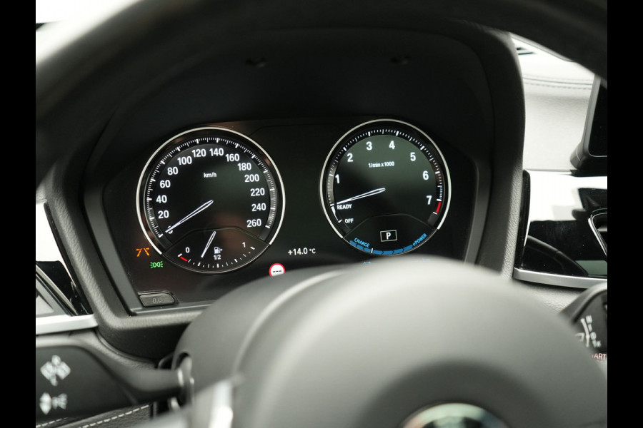 BMW X1 xDrive25e M Sport PHEV 221pk Dealer O.H. | Trekhaak Af Fabriek | Panodak | Adaptive Cruise | Head Up | Camera | Lederen Sportstoelen Memory & Verwarmd | Harman / Kardon | Keyless | Sfeerverlichting | Navigatie | DAB | Plug In Hybrid