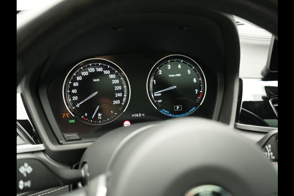 BMW X1 xDrive25e M Sport PHEV 221pk Dealer O.H. | Trekhaak Af Fabriek | Panodak | Adaptive Cruise | Head Up | Camera | Lederen Sportstoelen Memory & Verwarmd | Harman / Kardon | Keyless | Sfeerverlichting | Navigatie | DAB | Plug In Hybrid