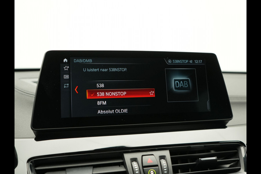 BMW X1 xDrive25e M Sport PHEV 221pk Dealer O.H. | Trekhaak Af Fabriek | Panodak | Adaptive Cruise | Head Up | Camera | Lederen Sportstoelen Memory & Verwarmd | Harman / Kardon | Keyless | Sfeerverlichting | Navigatie | DAB | Plug In Hybrid