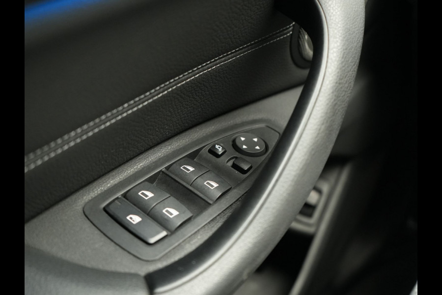 BMW X1 xDrive25e M Sport PHEV 221pk Dealer O.H. | Trekhaak Af Fabriek | Panodak | Adaptive Cruise | Head Up | Camera | Lederen Sportstoelen Memory & Verwarmd | Harman / Kardon | Keyless | Sfeerverlichting | Navigatie | DAB | Plug In Hybrid