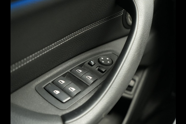 BMW X1 xDrive25e M Sport PHEV 221pk Dealer O.H. | Trekhaak Af Fabriek | Panodak | Adaptive Cruise | Head Up | Camera | Lederen Sportstoelen Memory & Verwarmd | Harman / Kardon | Keyless | Sfeerverlichting | Navigatie | DAB | Plug In Hybrid