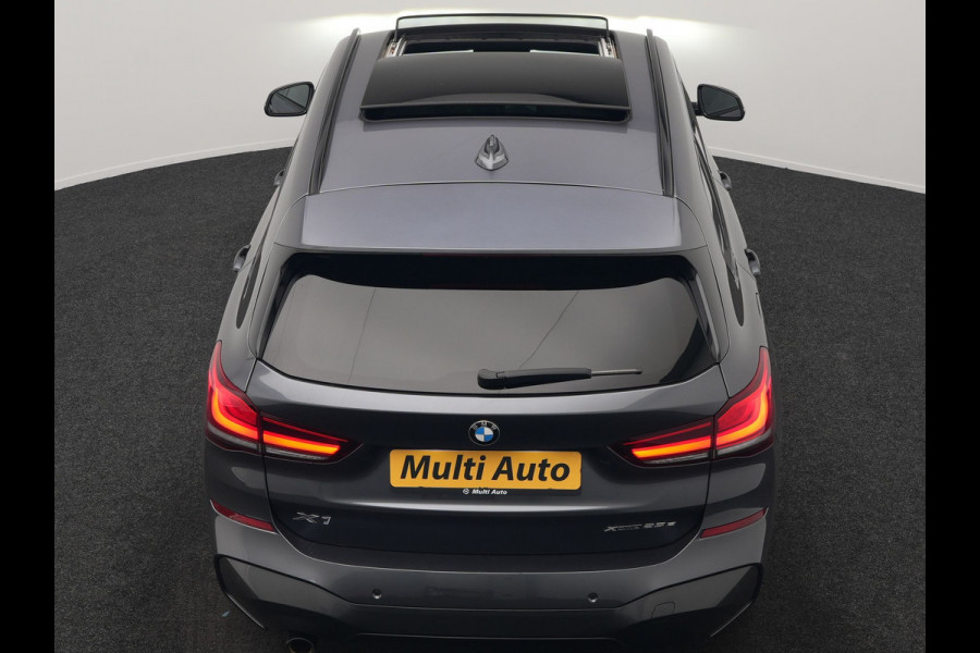 BMW X1 xDrive25e M Sport PHEV 221pk Dealer O.H. | Trekhaak Af Fabriek | Panodak | Adaptive Cruise | Head Up | Camera | Lederen Sportstoelen Memory & Verwarmd | Harman / Kardon | Keyless | Sfeerverlichting | Navigatie | DAB | Plug In Hybrid