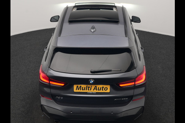 BMW X1 xDrive25e M Sport PHEV 221pk Dealer O.H. | Trekhaak Af Fabriek | Panodak | Adaptive Cruise | Head Up | Camera | Lederen Sportstoelen Memory & Verwarmd | Harman / Kardon | Keyless | Sfeerverlichting | Navigatie | DAB | Plug In Hybrid