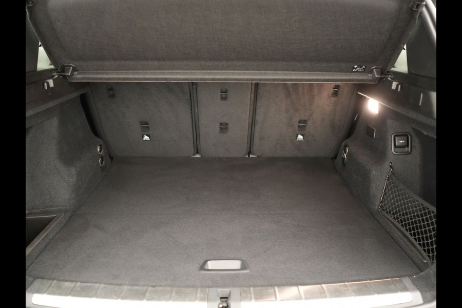BMW X1 xDrive25e M Sport PHEV 221pk Dealer O.H. | Trekhaak Af Fabriek | Panodak | Adaptive Cruise | Head Up | Camera | Lederen Sportstoelen Memory & Verwarmd | Harman / Kardon | Keyless | Sfeerverlichting | Navigatie | DAB | Plug In Hybrid