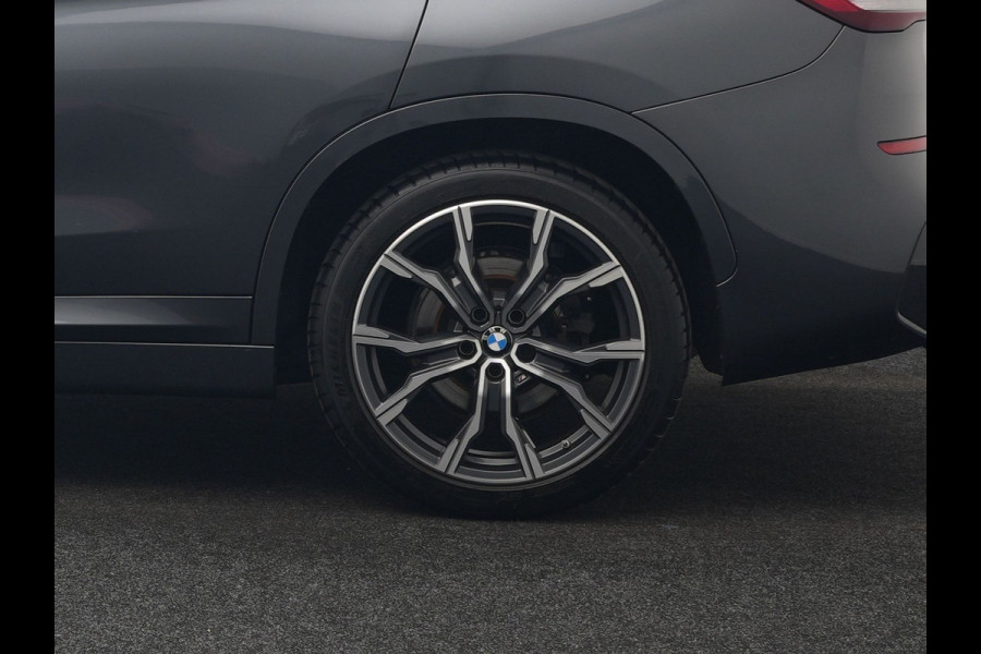BMW X1 xDrive25e M Sport PHEV 221pk Dealer O.H. | Trekhaak Af Fabriek | Panodak | Adaptive Cruise | Head Up | Camera | Lederen Sportstoelen Memory & Verwarmd | Harman / Kardon | Keyless | Sfeerverlichting | Navigatie | DAB | Plug In Hybrid
