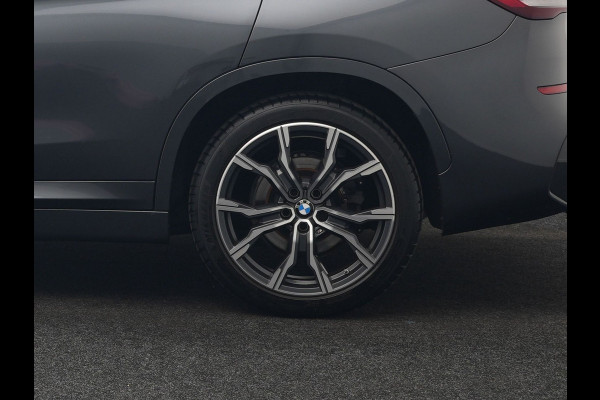 BMW X1 xDrive25e M Sport PHEV 221pk Dealer O.H. | Trekhaak Af Fabriek | Panodak | Adaptive Cruise | Head Up | Camera | Lederen Sportstoelen Memory & Verwarmd | Harman / Kardon | Keyless | Sfeerverlichting | Navigatie | DAB | Plug In Hybrid