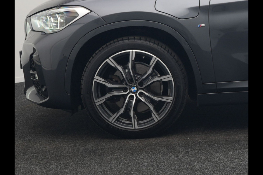 BMW X1 xDrive25e M Sport PHEV 221pk Dealer O.H. | Trekhaak Af Fabriek | Panodak | Adaptive Cruise | Head Up | Camera | Lederen Sportstoelen Memory & Verwarmd | Harman / Kardon | Keyless | Sfeerverlichting | Navigatie | DAB | Plug In Hybrid