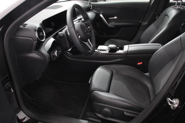 Mercedes-Benz A-Klasse 180 136pk Automaat Progressive Navigatie Parkeersensoren Camera Cruise Control Stoelverwarming Ledverlichting Climate Control