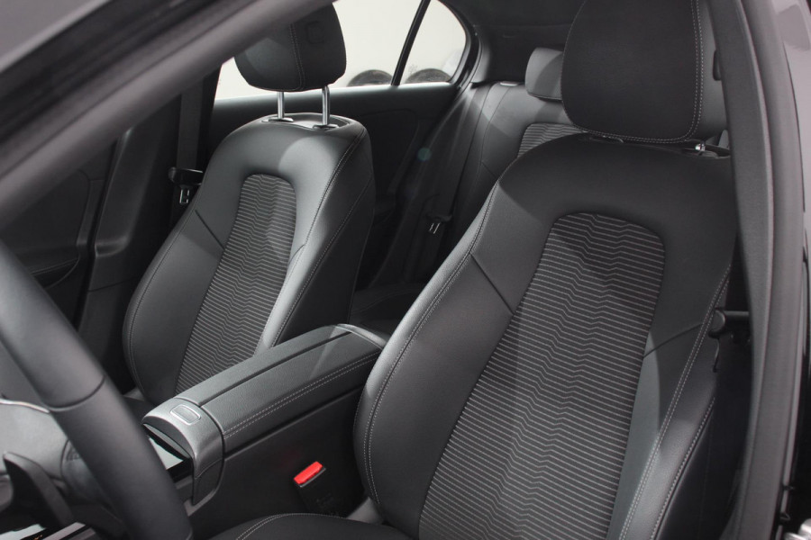 Mercedes-Benz A-Klasse 180 136pk Automaat Progressive Navigatie Parkeersensoren Camera Cruise Control Stoelverwarming Ledverlichting Climate Control