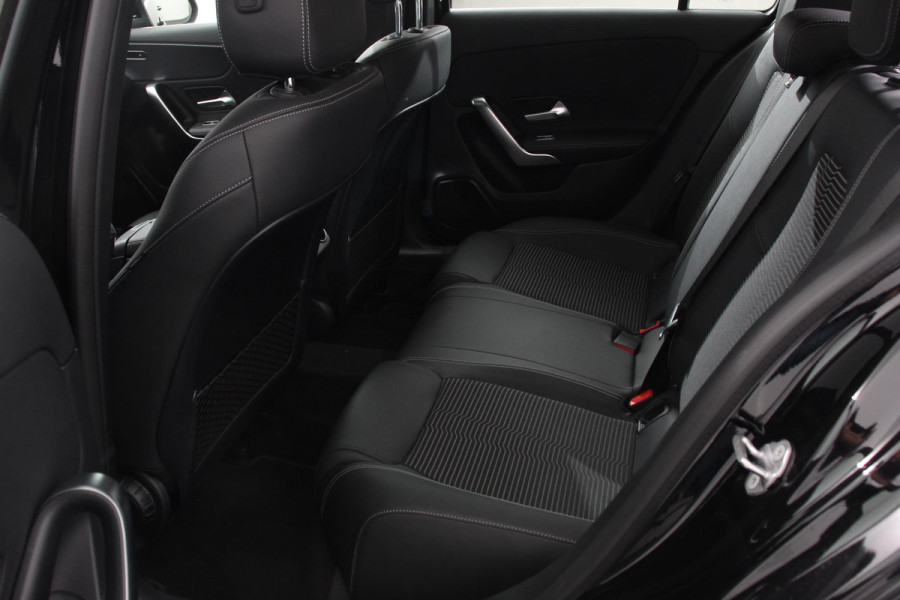 Mercedes-Benz A-Klasse 180 136pk Automaat Progressive Navigatie Parkeersensoren Camera Cruise Control Stoelverwarming Ledverlichting Climate Control