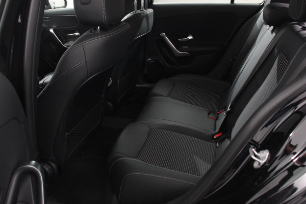 Mercedes-Benz A-Klasse 180 136pk Automaat Progressive Navigatie Parkeersensoren Camera Cruise Control Stoelverwarming Ledverlichting Climate Control