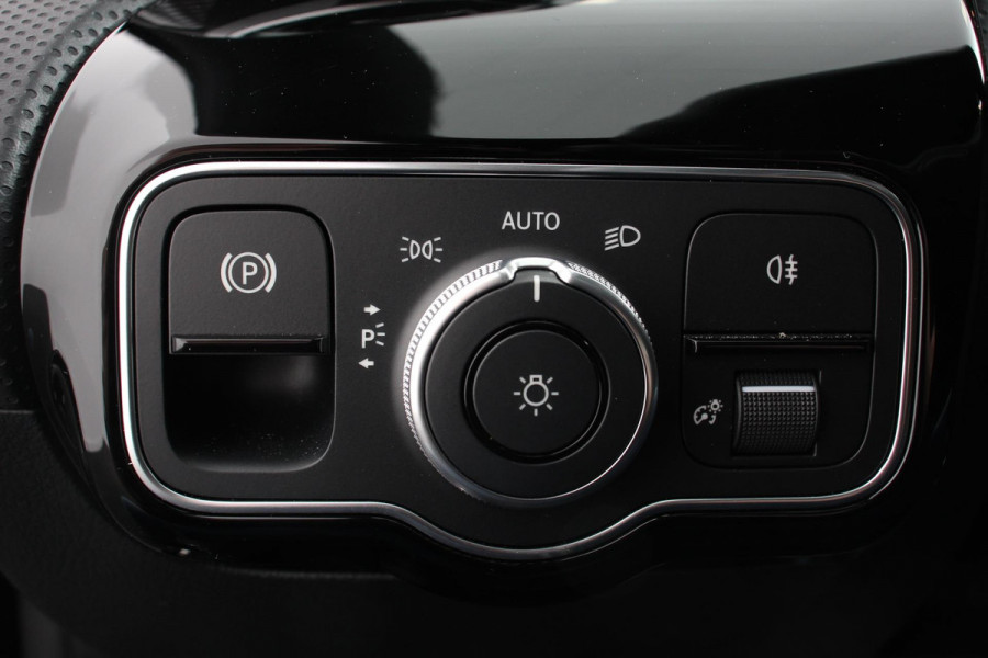 Mercedes-Benz A-Klasse 180 136pk Automaat Progressive Navigatie Parkeersensoren Camera Cruise Control Stoelverwarming Ledverlichting Climate Control
