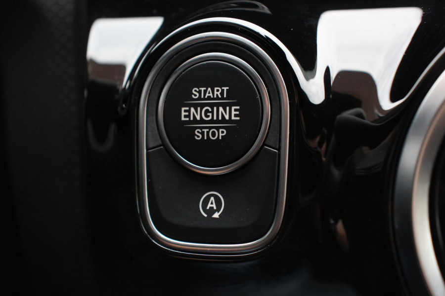 Mercedes-Benz A-Klasse 180 136pk Automaat Progressive Navigatie Parkeersensoren Camera Cruise Control Stoelverwarming Ledverlichting Climate Control