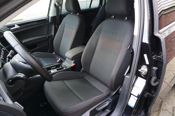 Volkswagen Golf 1.0 TSI 110PK Highline/19 Inch/Liefhebbersauto!!/ Moet gezien worden!!