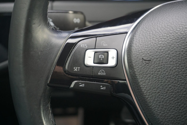 Volkswagen Golf 1.0 TSI 110PK Highline/19 Inch/Liefhebbersauto!!/ Moet gezien worden!!